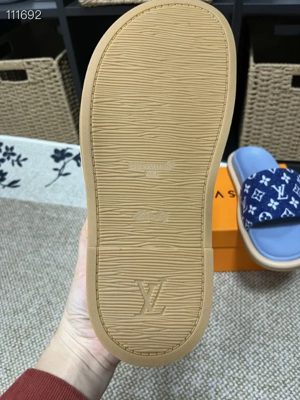 P320💰[New model] Long-term availability, 2025 new model, couple model [LOUlS VUlTTON] comes with drawer box, bag, card, invoice "Louis Vuitton ~ unique modern sandals. 》LV counter purchasing 🏃Men's and women's casual slippers, sold at the same time at the counter, the original old flower material upper is soft and comfortable, (refuses to discolor and rub the feet) sole: original factory special combination original sole, code number: 35--46 4 multiple colors 🉑️ to choose from